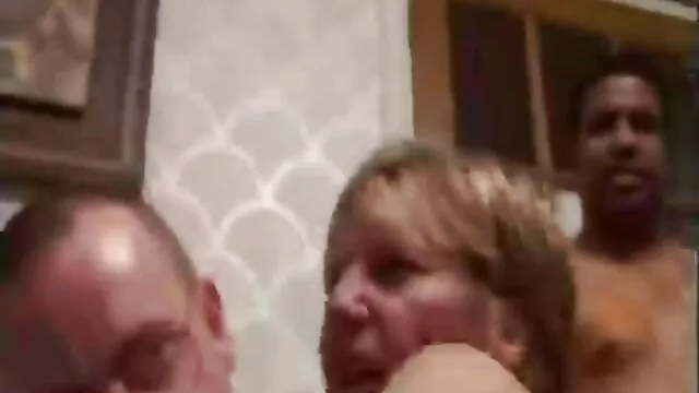 Couple la mere porno Amateur avec sexe rugueux et juteux devant la caméra.