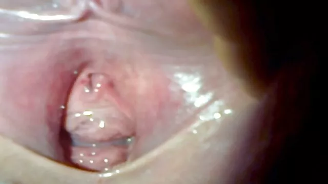 Une femme à lunettes vient à sa bouche et sex dans la mere suce une horde de bites.
