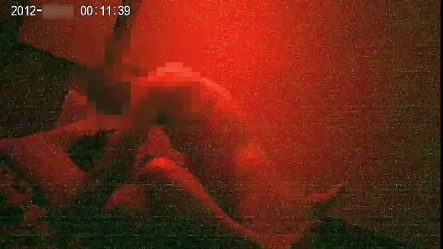 Ma femme aime lécher les boules et sucer ma bite rasée comme elle obtient dans sa bouche. mere fille xxx