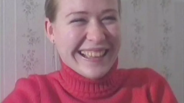 Adulte et jolie blonde baise agressivement maman et sa fille sexe avec une sangle.