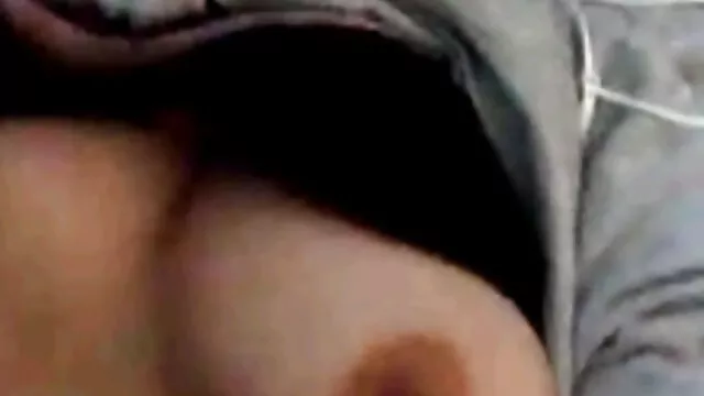 La star du porno adulte a offert du sexe maman et jeune porn asiatique après s'être masturbé avec un gode.