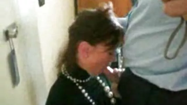 Une fille maison se masturbe avec ses cheveux et sexe mer fils humide L.