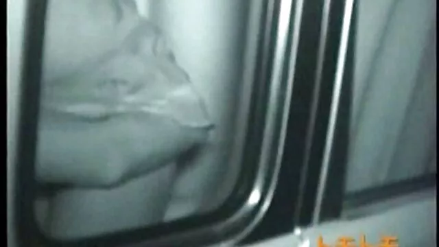 Une belle femme adulte suce habilement le phallus de son amant porn avec sa mere et lui doigte L.
