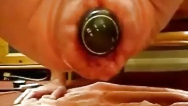 Lesbiennes lécher et baiser porn mère fille sur le canapé
