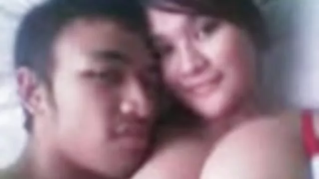 Un jeune amateur de sexe anal lui a tenu une double pénétration et sex avec sa mére s'est fait défoncer.
