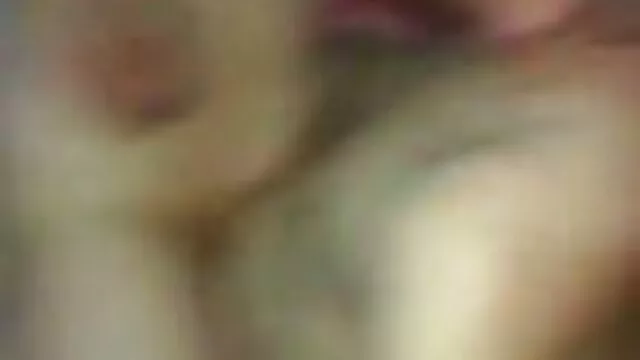 Une jeune Latina suce la bite d'un porn maman russe homme et le baise heureux