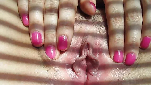 Sexe passionné de deux adultes lesbiennes sur un grand porn mère fille lit