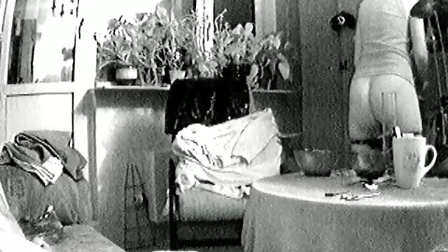Une fille japonaise qui suce il a baisé sa mère la bite de son amant et la met dans sa chatte et ne se rase pas.
