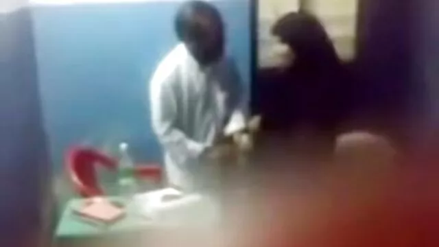 Le modèle porno a pris son gode pour avoir des relations sexuelles avec sa petite amie. video x maman et fils