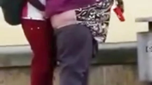 Jeune beauté L. va jouer sex famme et fils après le sexe.