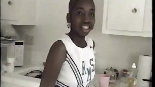 La femme super chaude et sex maman et moi adulte est passionnée par le sexe avec son mari.