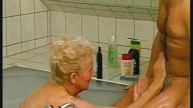 Jeune prisonnier Japonais est forcé de porno avec sa belle mère baiser dur avec deux pitreries de prison.