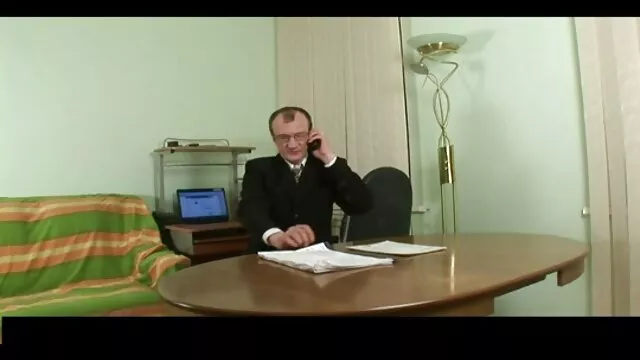 Les hommes regardent mereporno la chatte, masturbent un jeune ami, et pour elle, ils le rendent gay.