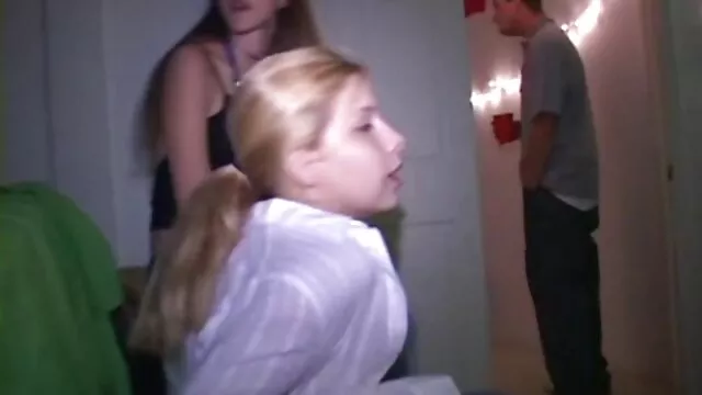 Un jeune flirt était son ami dans son maman et sa fille xxx bikini et a effectué la perversion sexuelle que