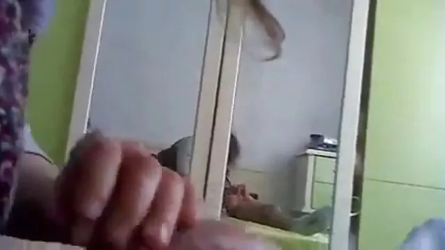 Graisse, adulte Ébène pipi mereetfilsporno après un travail à la main.