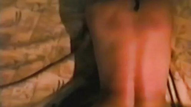 Buste adulte star du grand mere et petit fils sex porno est assis un homme d'affaires sur une chaise et le baise.