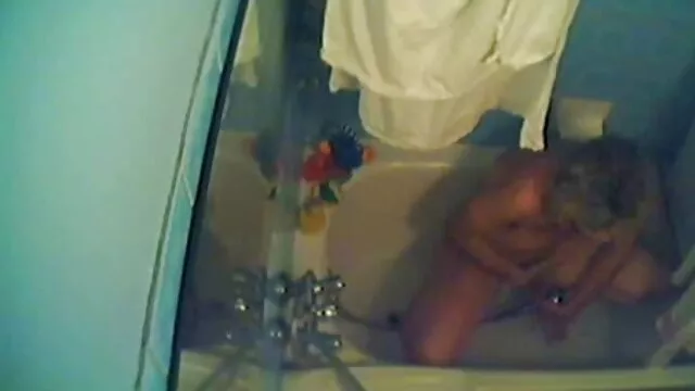 L'homme essaie de baiser la femme adulte avec d'autres hommes et fait sucer maman russe sex ses bites.