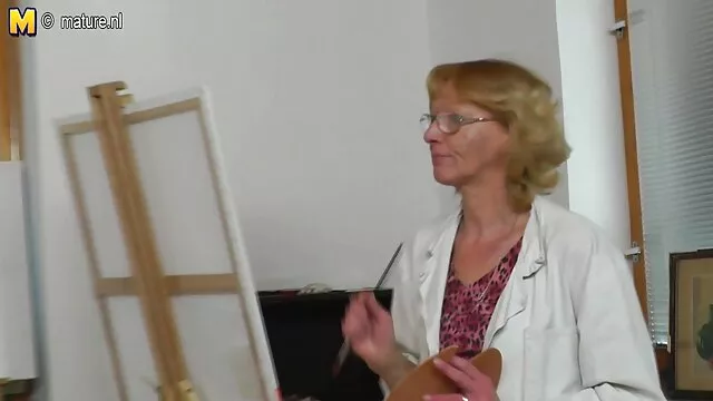 Adulte la mere porno blonde baise les hommes après avoir admiré phallus.