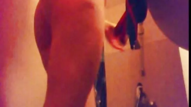 Le petit ami organise une double pénétration dans le cul mere et fille lesbienne francais d'une jeune chèvre.