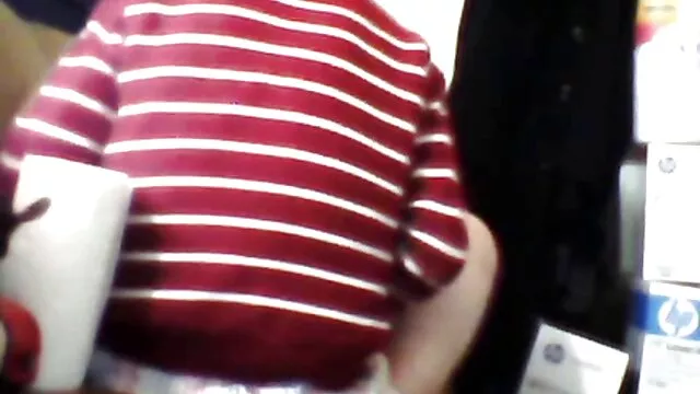Jeune et sexe francais mere et fils ludique célèbre brune prend une bite dans sa chatte rasée