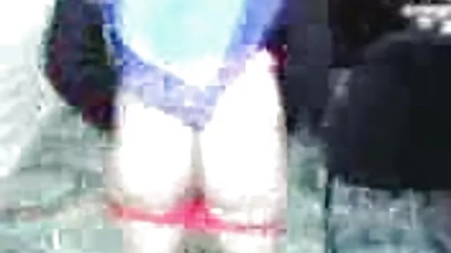 Jeune blonde se mouille et gicle dans xxx sex maman sa chatte.