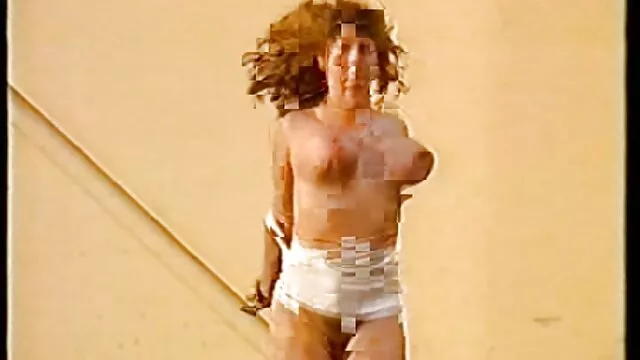 Un homme rusé colle une bite porn fils et mere dans le cul d'une fille chaude et joue vilain.