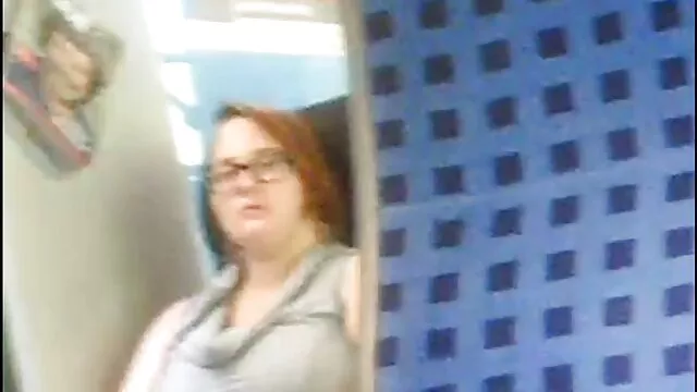 Porno maman lesbienne porn baiseur avec des bottes en latex prend des grosses bites dans les deux trous