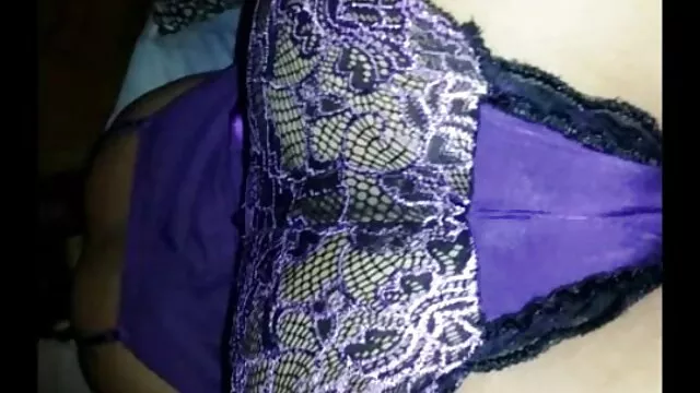 Un jeune fille et mere porn modèle porno los a un phallus noir dans le cul qui se prépare pour la première fois.