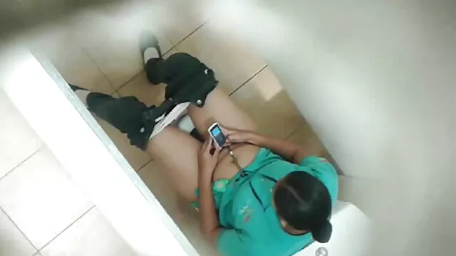 Une caméra cachée a filmé un chaton d'un si jeune chien dans fils sex maman un solarium en train de bronzer.