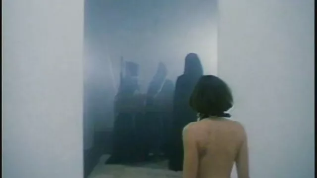 La femme est complètement consommée par maman et fille sex la fellation de son mari.
