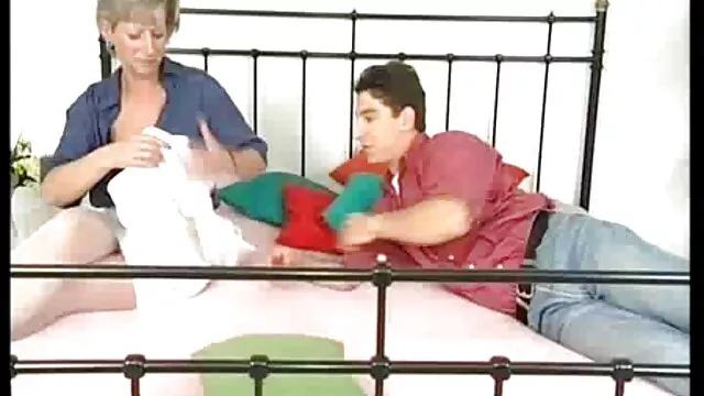 Délicat rose un fils baise sa mère dans la cuisine Cul pulvérisation de Hardcore Anal gangbang