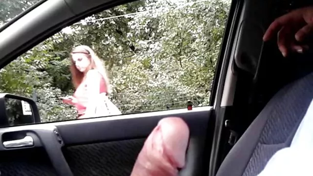 Des scènes compilées avec porno mere et fils dans la cuisine de jeunes amateurs montrent des pédés et baisent lors d'une fête