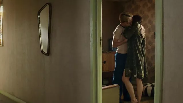 La femme est fortement attirée par la personne qui se repose. il se fait baiser par sa mere