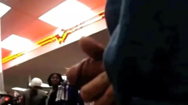 La jeune fille aux sex video mere et fils cheveux noirs démontre ses pouvoirs.