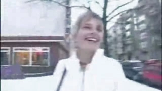 Horny jeune amateur sexe avec sa belle mere prêt à embrasser tous les branleurs dans une rangée