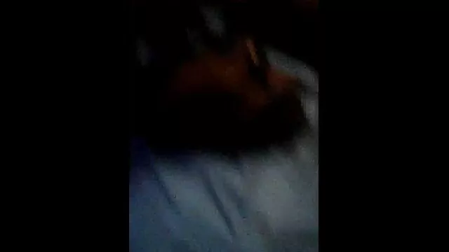 Blonde L. obtient à tâtons avec un fils sex maman gode pendant qu'il parle au téléphone.