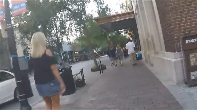 Deux jeunes hommes s'embrassent sex video mere et fils sur le canapé.