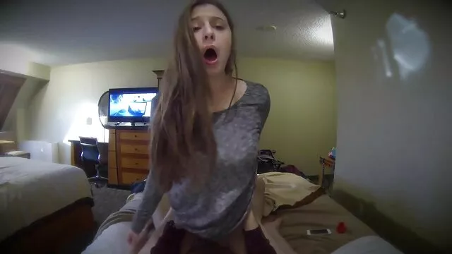 Il a caressé les jambes d'un modèle porno et mere filsporno a fait fondre son cœur glacé.