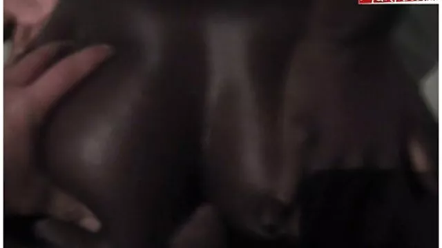 Deux bites donnent à video mere fille lesbienne peine naissance à des femmes.