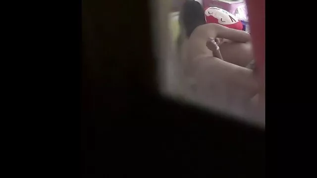 Un homme belle maman sans culotte a le tatouage selon les exigences d'une star du porno.