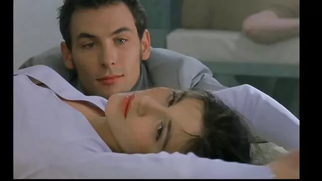 Une star du porno dépravée et adulte se repose video mere fille lesbienne après un grand sexe avec l'homme noir.