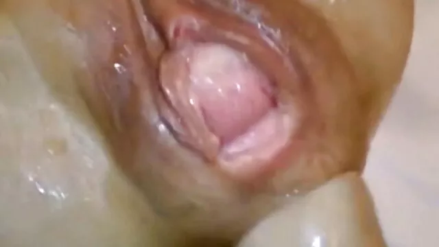 Une salope avec un gode et veut devenir rugueuse avec une bite. maman sex video