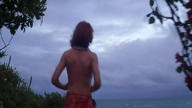 Un jeune modèle porno sucer la bite d'un sex famme avec fils homme et de remplacer sa chatte avec lui.