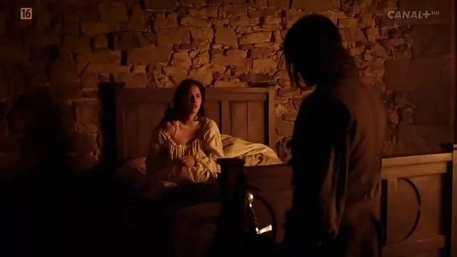 Adolescent couple de lécher porn maman et sa fille les culs et baise sur le canapé en cuir.