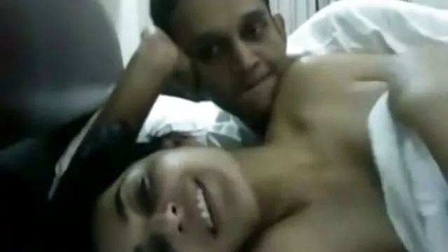 Adulte lesbiennes baise avec un gode dans une salle de billard. mere lesbienne porn