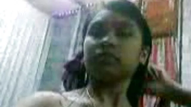 Fille, la chatte et le cul, vibrant silencieusement pour la caméra. mere et fils porn video