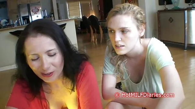Jeunes filles lesbiennes fille mere sexe sexe avec une bite dans le cul et le cul.