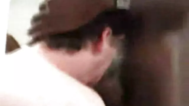 Adulte star du porno baise video x maman et fils la chatte avec un gode dans la cuisine.