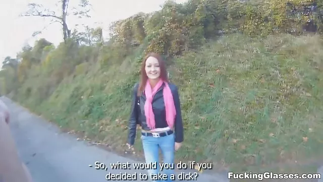 Filles ukrainiennes, de sorte que vous pouviez voir son trou quand elle a soufflé sex la maman devant la caméra.