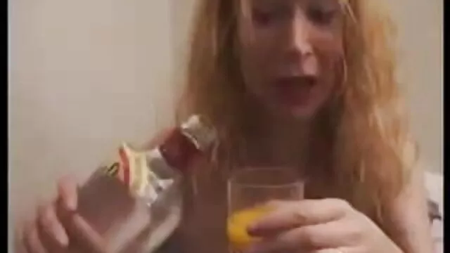 Un beau modèle porno n'a jamais enlevé sa culotte pendant porno ma mer qu'elle baisait son petit ami.